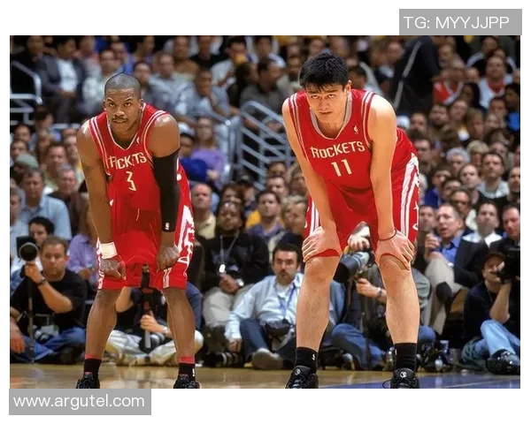 2002年姚明初登NBA舞台对阵湖人展现巨星潜力与篮球魅力