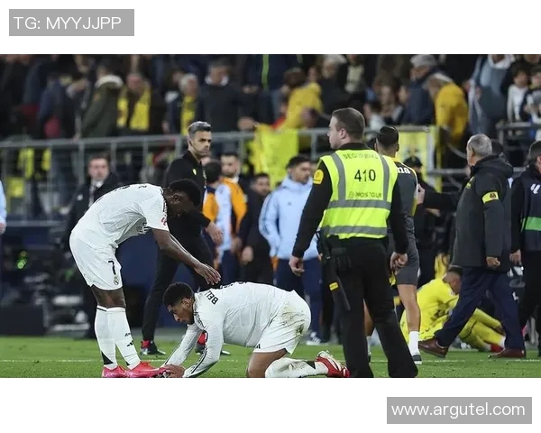 皇马与巴伦西亚激战正酣红牌争议引发球迷热议与讨论